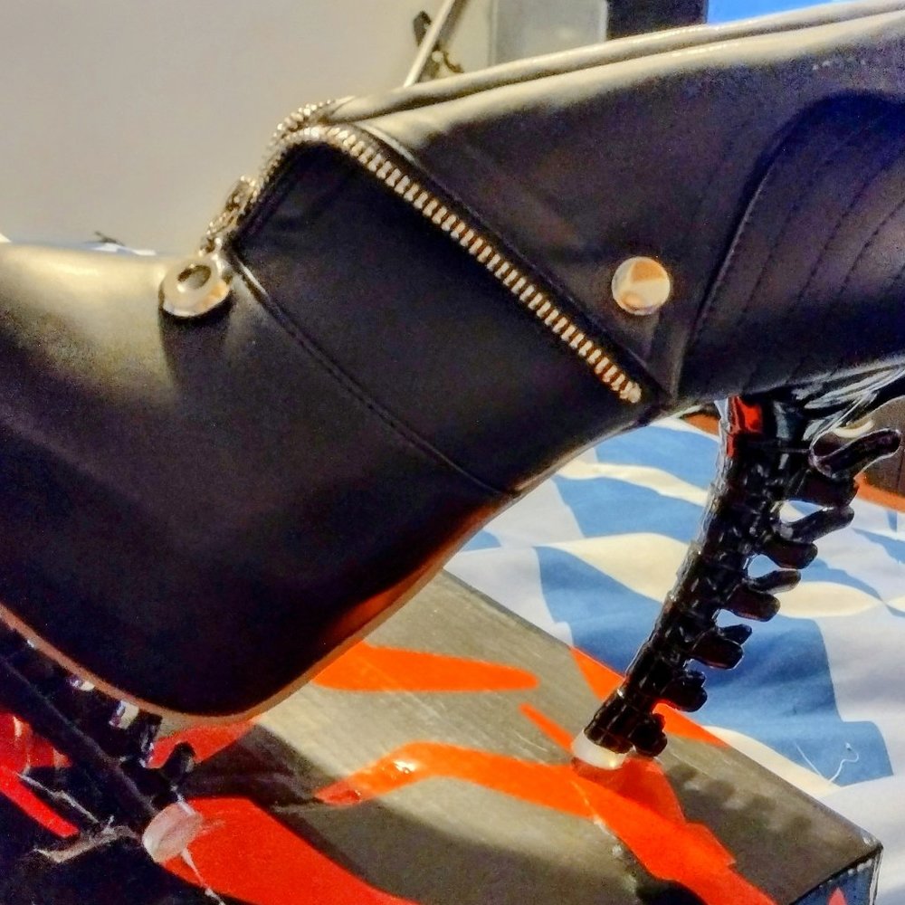 Black spined boots